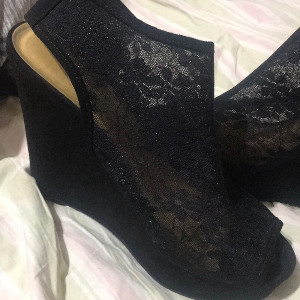 Chinese Laundry wedges lace